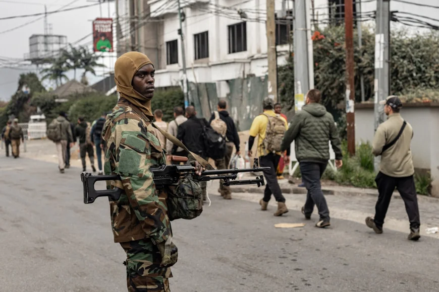 Guvernul Bolojan vrea să le interzică militarilor și polițiștilor să se mai angajeze ca mercenari, chiar și după trecerea în rezervă