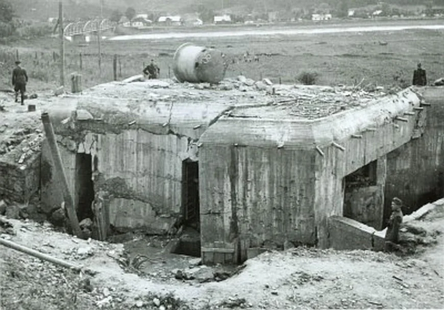 Un fotograf rus a cules informații din cărți și documente publice despre buncărele sovietice și le-a dat unui jurnalist american. Statul rus l-a condamnat pentru trădare