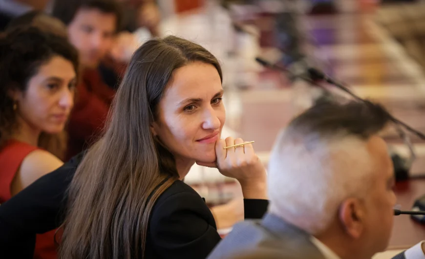 Raluca Turcan o apără pe Oana Țoiu, victima unor atacuri la adresa ținutei sale. „E un dispreț profund față de femei”