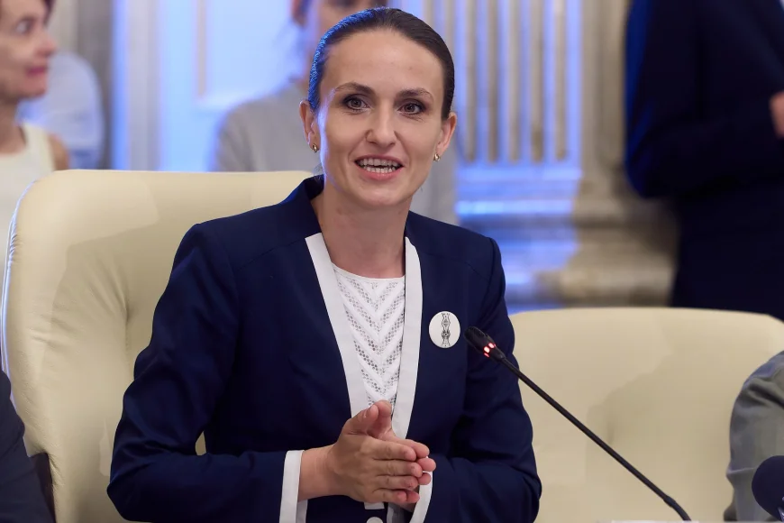 Raluca Turcan o apără pe Oana Ţoiu după atacurile la adresa ținutei sale: „Un dispreţ profund faţă de femei”