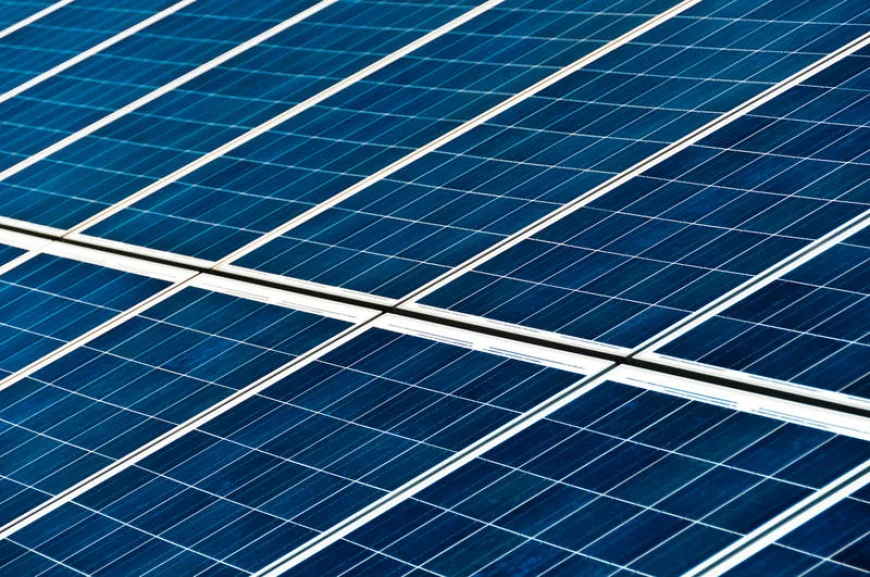 Hidroelectrica a atribuit unei firme din Tulcea un contract pentru instalarea de panouri fotovoltaice pe lacuri