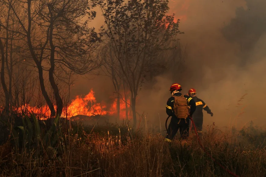 Incendii puternice de vegetație în apropierea Atenei. Case făcute scrum, peste 50 de localnici evacuați