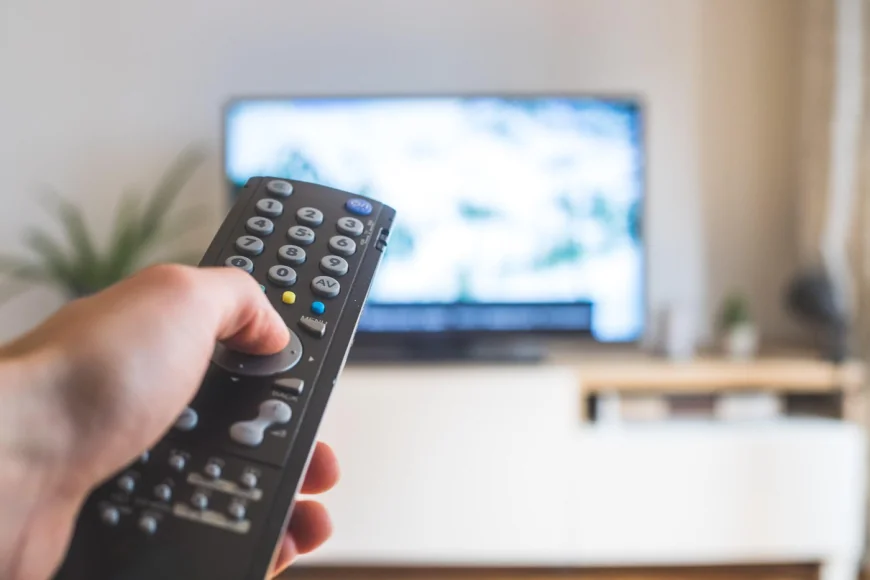 Avertismentele de la TV se modifică. Dispar mesajele despre „sare şi grăsimi” sau „minimum 2 litri de apă”. Noi decizii ale CNA