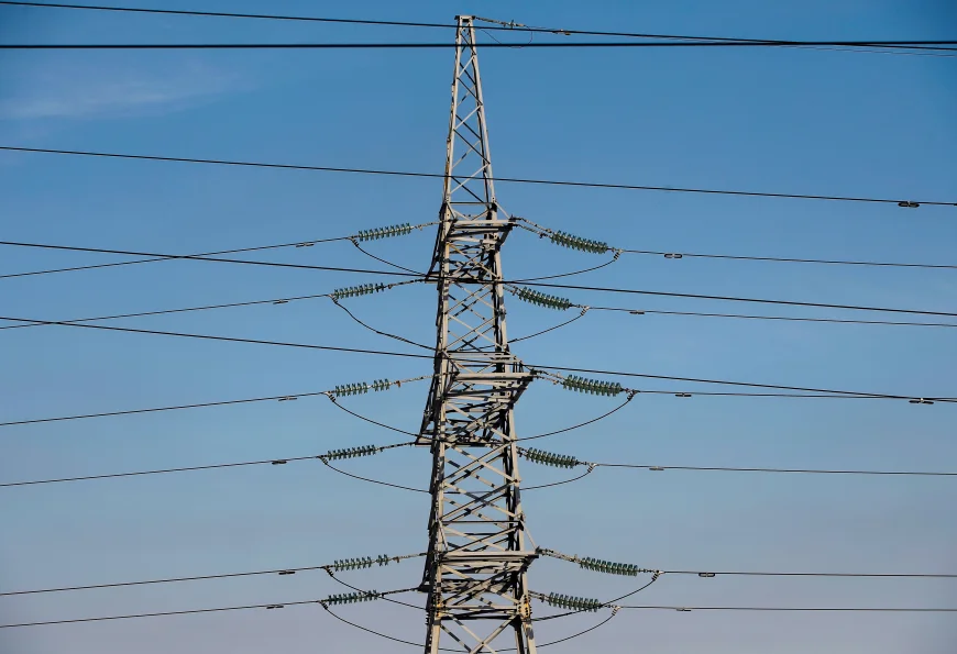 Furt de curent: Polițiștii din Giurgiu au deschis 30 de dosare penale pentru instalaţii clandestine racordate la reţeaua electrică