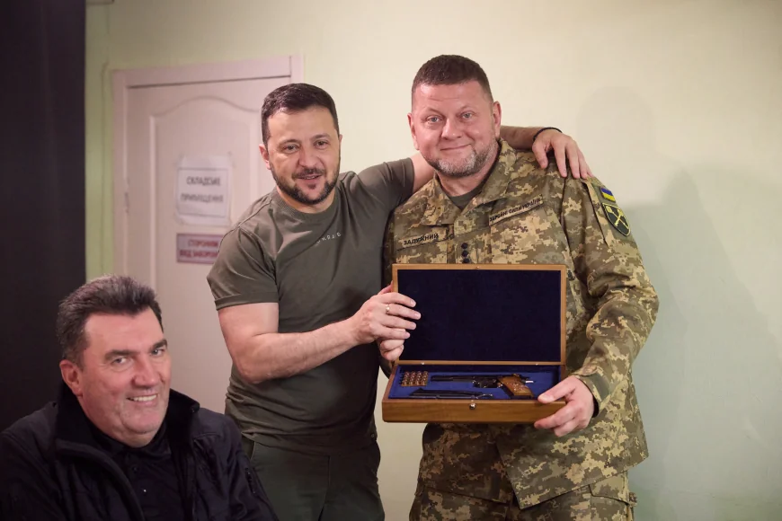 Volodimir Zelenski vs Valeri Zalujnîi. Pe cine ar vota ucrainenii la alegerile prezidențiale