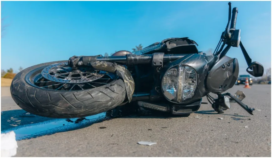 Doi minori pe motocicletă, răniți într-un accident în Bihor. Şoferul de 16 ani a fost prins sub o maşină
