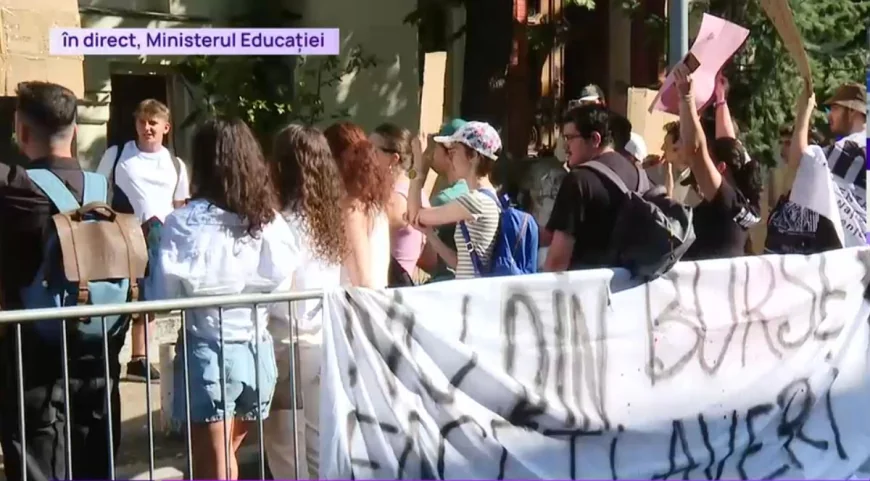 VIDEO A doua zi de proteste față de tăierile de burse: Elevii ies în stradă alături de studenți, nemulțumiți de noile măsuri