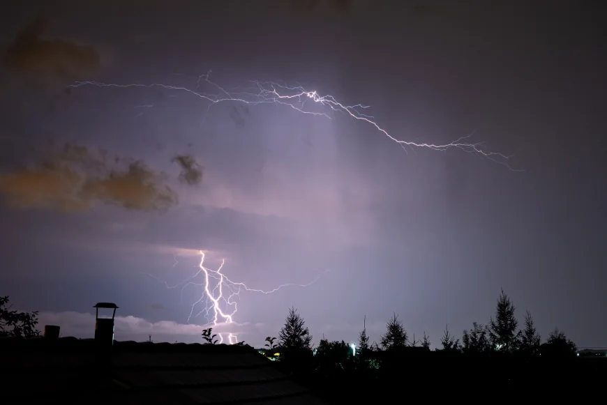 HARTĂ Meteorologii au emis un nou cod portocaliu de caniculă și avertizări de furtuni puternice. Zonele afectate