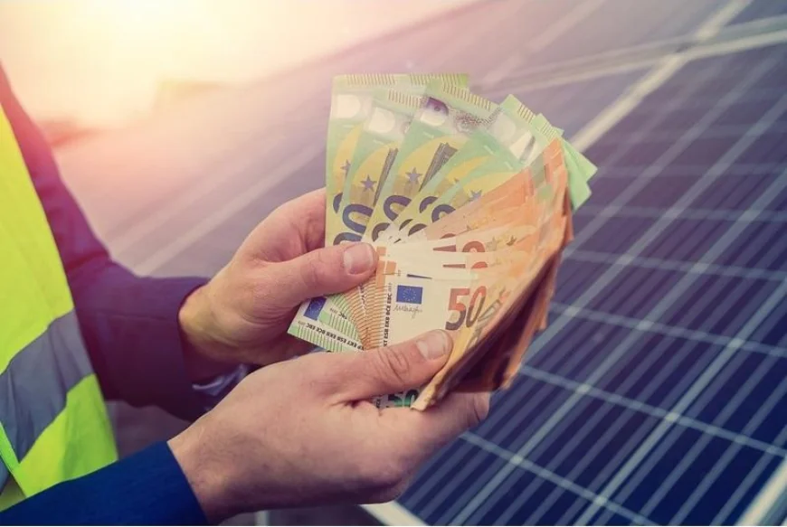 Întrebări și răspunsuri de la ANRE despre ce se întâmplă cu prosumatorii după 1 iulie: Pot să vând energie unui furnizor și să cumpăr de la altul?