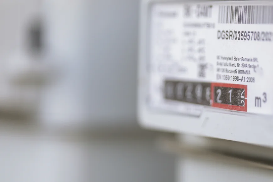 Peste 4 milioane de români vor primi, lunar, vouchere de 50 lei pentru plata facturilor la curent