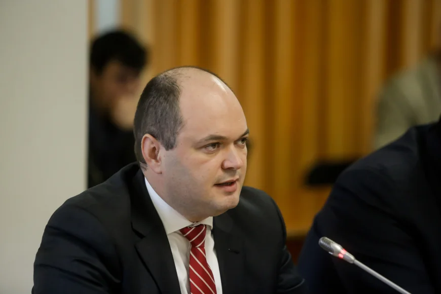 Un economist numit consilier onorific al premierului. Cine e Ionuț Dumitru. Ce alte decizii a luat Ilie Bolojan privind echipa sa