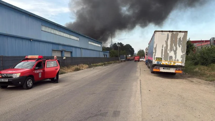 Incendiu la un depozit din sectorul 6 al Capitalei. Pompierii lucrează la stingerea ultimelor focare