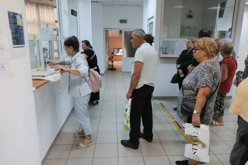 Fostul ministru al Digitalizării s-a întors cu soția la ghișeu pentru a-și face buletin cu cip: „Să confirme că locuim în același spațiu” / MAI: Nu putem presupune automat consimţământul soției
