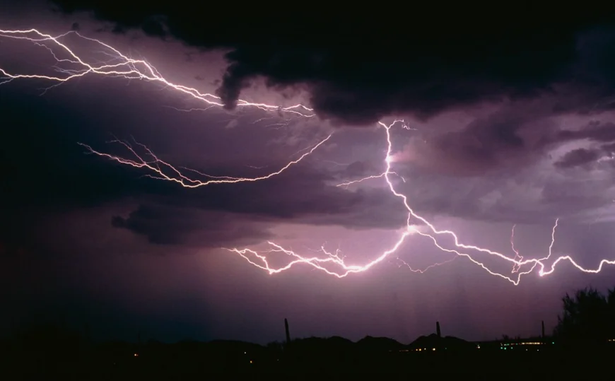 Tânăr din Gorj, electrocutat în timpul unei furtuni. Cânta la o vioară electrică