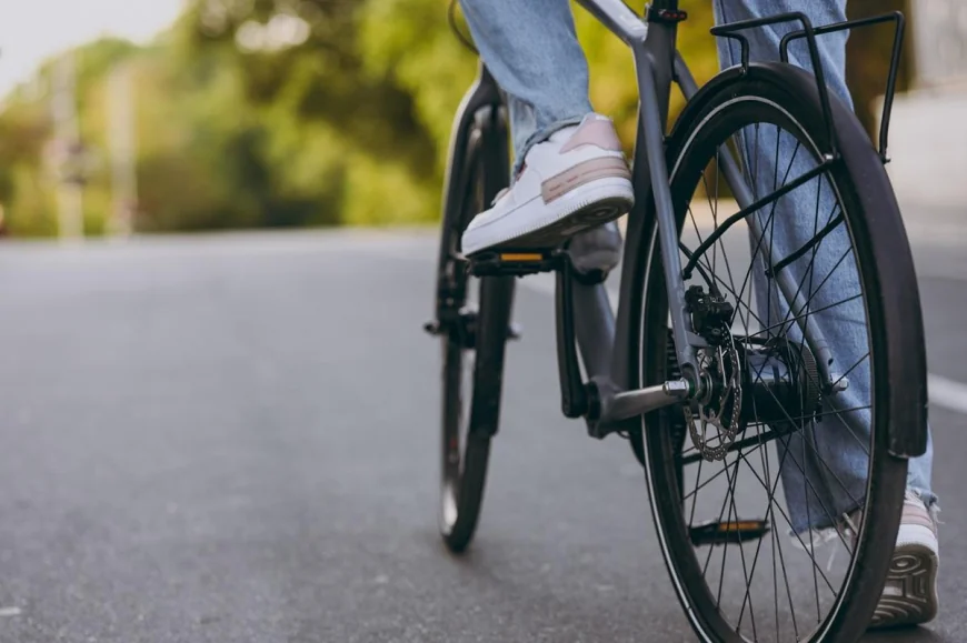 Tânără de 17 ani, spulberată de mașină în timp ce mergea cu bicicleta, în Prahova