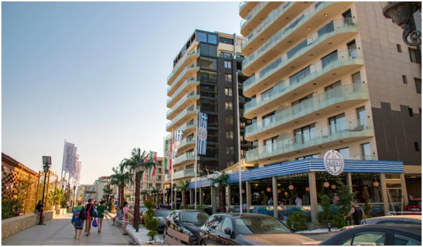 Tineri surprinși cu o canapea furată dintr-un hotel părăsit, în Mamaia. Paznicul a tras un foc de avertisment