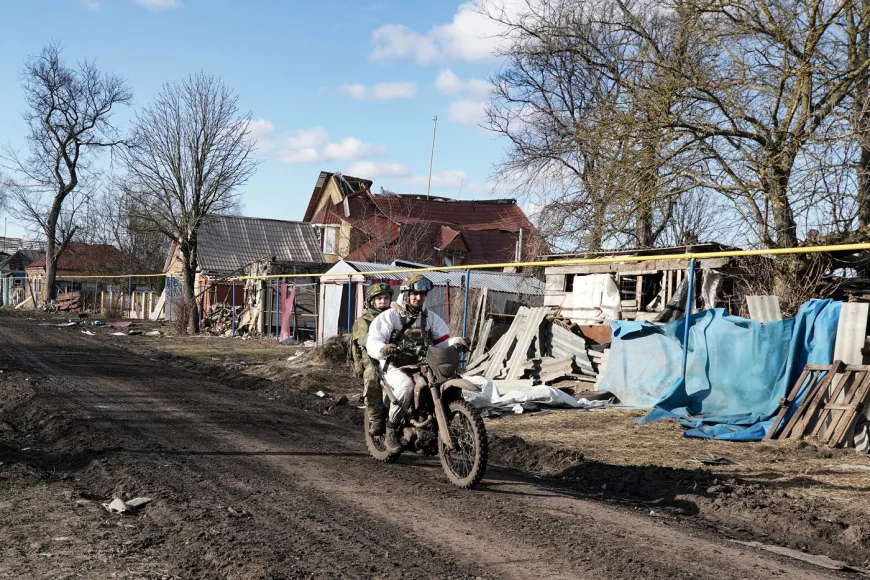 „Motocicliștii sinucigași” ai lui Putin intră în viteză în „țara nimănui” pentru a provoca haos. Tactica tot mai populară pe front