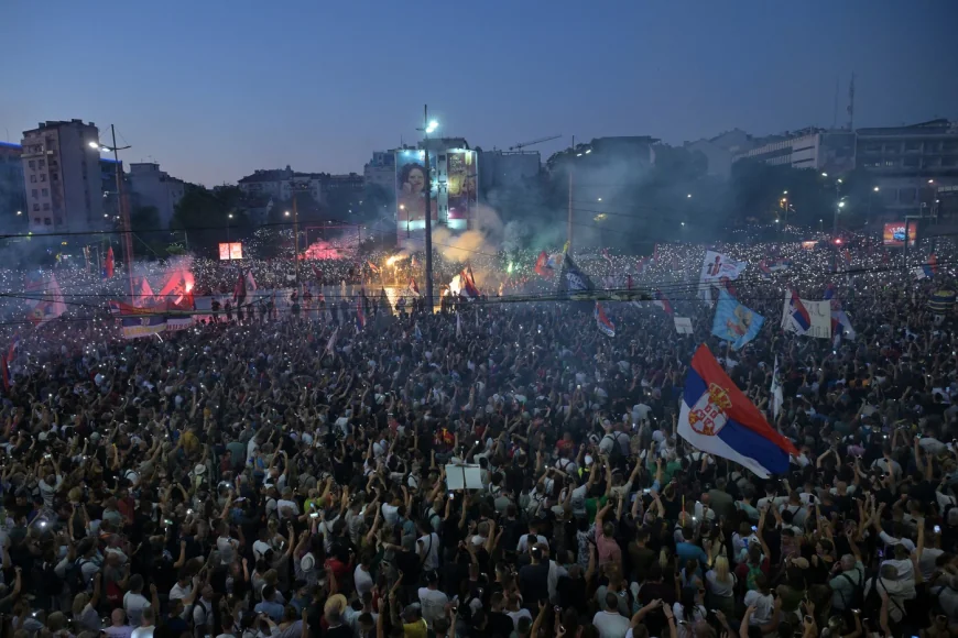 Zeci de mii de persoane s-au adunat să protesteze la Belgrad și să ceară alegeri anticipate