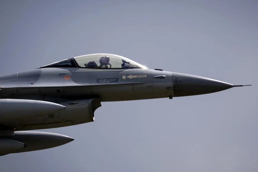 Ucraina, sub asediu total. Atac aerian masiv, un avion de vânătoare F-16 doborât