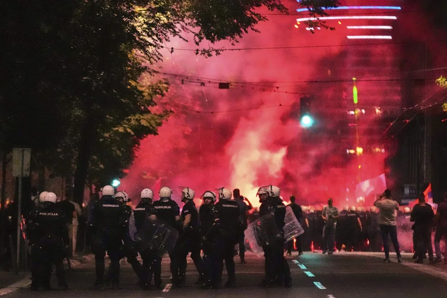 Violențe la protestele din Serbia. Zeci de persoane, reținute / Peste 100.000 de oameni au ieșit pe străzi să ceară alegeri anticipate – FOTO/VIDEO
