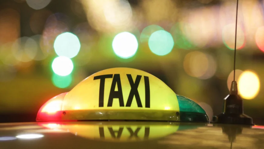Taximetrist reținut după ce i-ar fi cerut unui turist nigerian de 90 de ani aproape 400 € pentru o cursă până la hotel