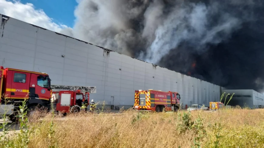 Incendiu la o hală din incinta unui parc logistic situat la km 23 al Autostrăzii A1. Pompierii intervin cu 14 autospeciale