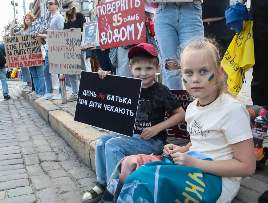 INTERVIU „În timp ce erau în adăposturile antiaeriene din Harkov și Mariupol, părinții au plecat după apă și la întoarcere nu i-au mai găsit. Îi luaseră soldații”. Drama copiilor ucraineni răpiți de Rusia