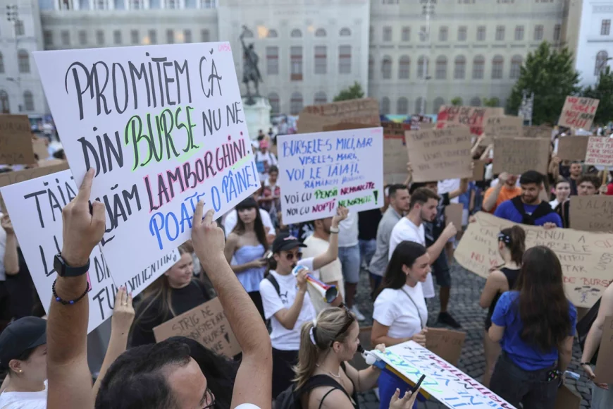 FOTO Protest în Piața Victoriei. Sute de elevi și studenți au transmis Guvernului că „bursele nu sunt un moft, sunt un drept” / Ce modificări pregătește Guvernul