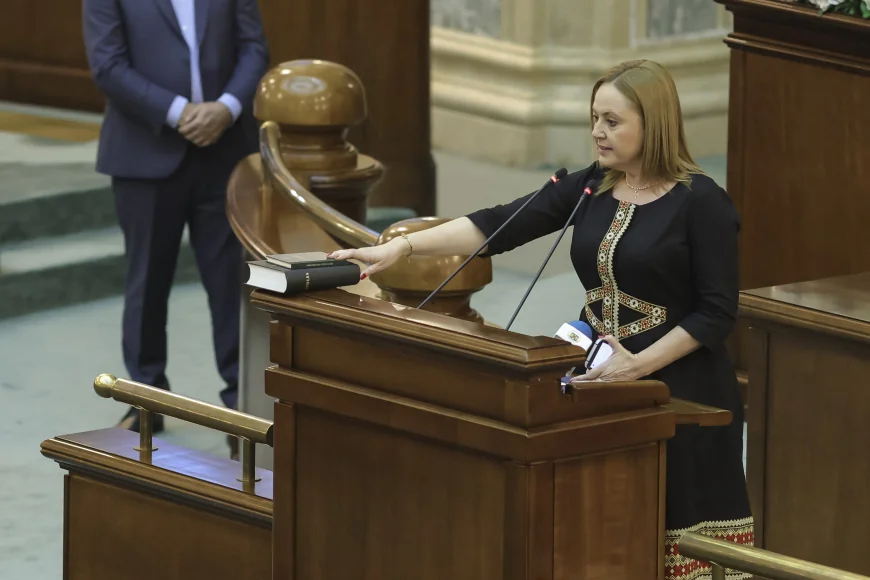 Senatoarea Cosmina Cerva, după ce Şoşoacă a cerut desființarea grupului SOS: „Nu pleacă nimeni, intrăm în vacanţă în formula în care am venit”