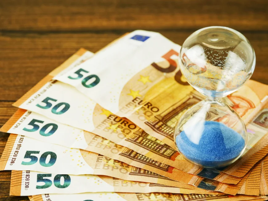 Un exemplu din „prăvălie”: O antreprenoare a depus proiectul în iunie 2023, a semnat contractul de finanțare în aprilie 2025, iar acum stă și așteaptă