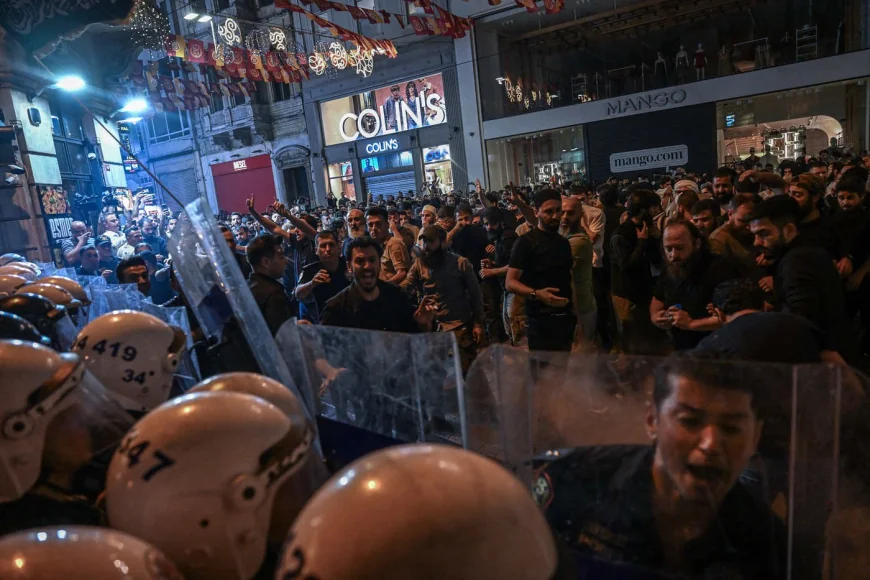 Trei editori ai unei reviste satirice din Turcia au fost reținuți, acuzați că au publicat o caricatură cu profetul Mahomed / Sute de protestatari furioși s-au ciocnit cu poliția