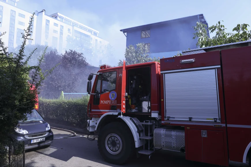 Incendiu la o locuință din sectorul 5 al Capitalei. Două persoane au ajuns la spital cu arsuri
