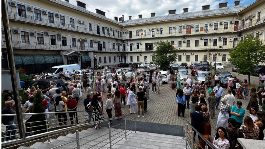 A treia zi de proteste în rândul bugetarilor. „Suntem puțini, epuizați și acum ni se mai și ia din puținul care ne motiva” / Pachetul complet de măsuri fiscale, așteptat azi sau mâine