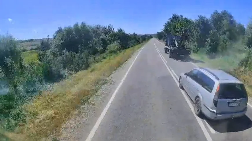 Mașină unui tânăr, la un pas să fie strivită de TIR, în Vaslui. O cameră de bord a filmat accidentul