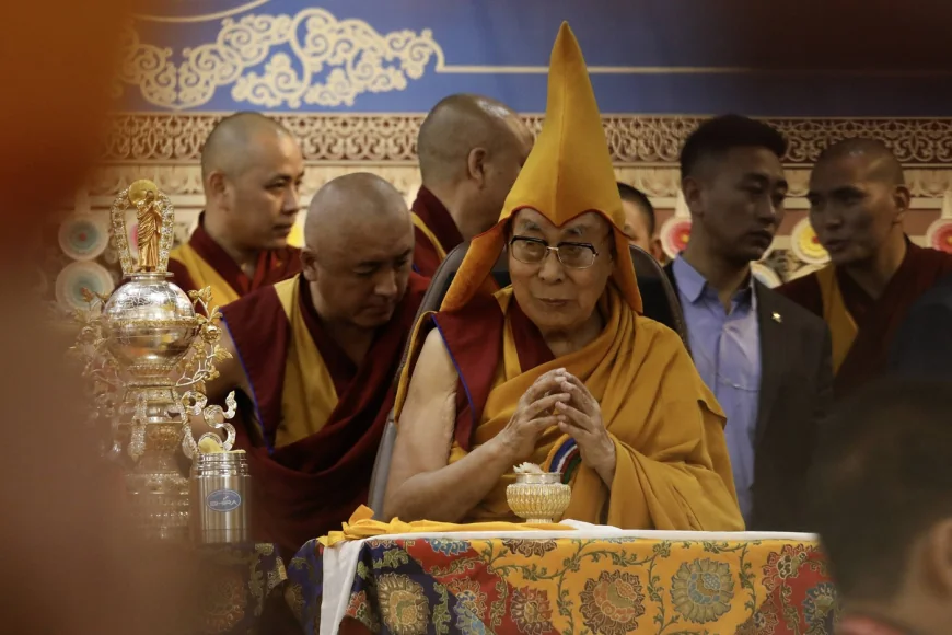 Dalai Lama pune capăt anilor de speculații și afirmă că se va reîncarna. Indicațiile lăsate pentru după moartea sa