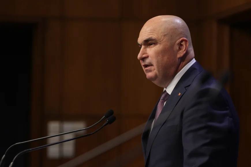 Care e comisia descoperită de Ilie Bolojan ai cărei membrii pot să-și dubleze salariile cu trei ședințe pe lună. Nume grele au fost pe listă. „Sigur că e o nedreptate”. Componența ei a fost secretizată recent de Marcel Ciolacu