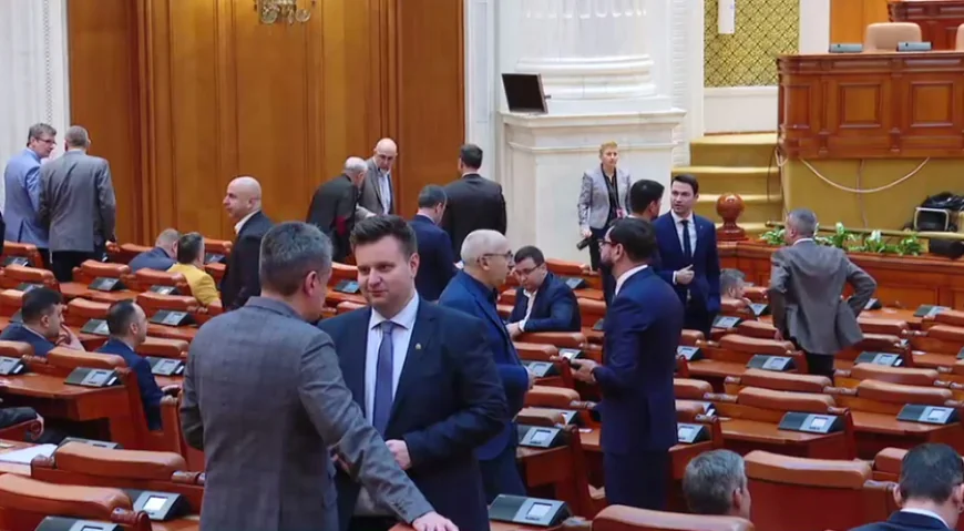 Sinecurile pentru politicieni, rude, foști demnitari, mai importante decât reforma. Legea, inițiată, dar și blocată apoi de PSD și PNL