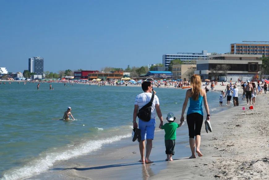 Vacanțele și ieșirile în oraș se scumpesc de la 1 august. Cât de mult va afecta creșterea TVA domeniul Horeca