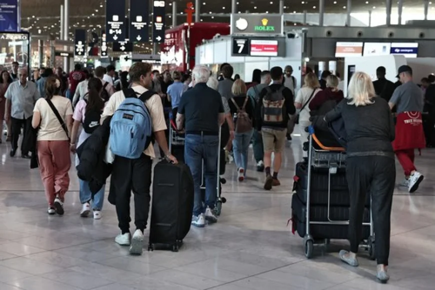 Haos pe aeroporturile din Franța: Peste 900 de zboruri au fost anulate joi din cauza grevei controlorilor de trafic aerian