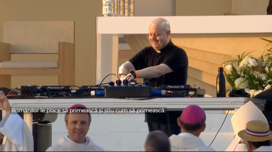 Un preot mixează pentru tinerii greco-catolici din Cluj: DJ-ul preferat al Papei Francisc revine în România