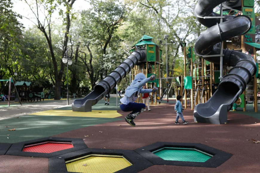 Un adult și doi copii, posibil intoxicați cu vapori de la o substanță folosită pentru întreținerea echipamentelor de joacă dintr-un parc din București