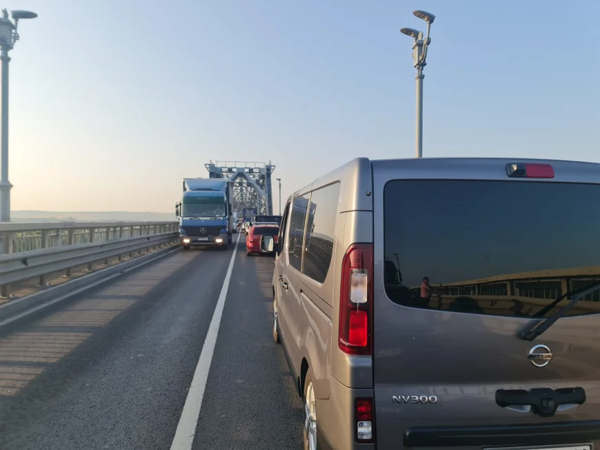 Restricții de circulație pe Podul Prieteniei din cauza caniculei. Măsuri pentru protejarea carosabilului și siguranța rutieră