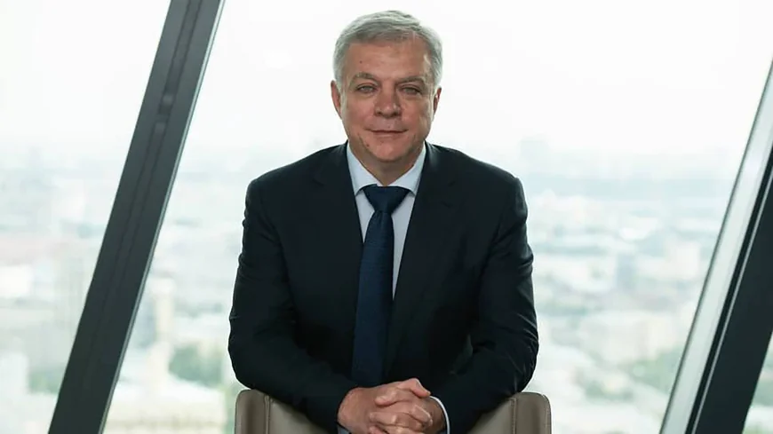 Vicepreședintele companiei de stat care transportă petrolul Rusiei a murit după ce a căzut pe fereastră