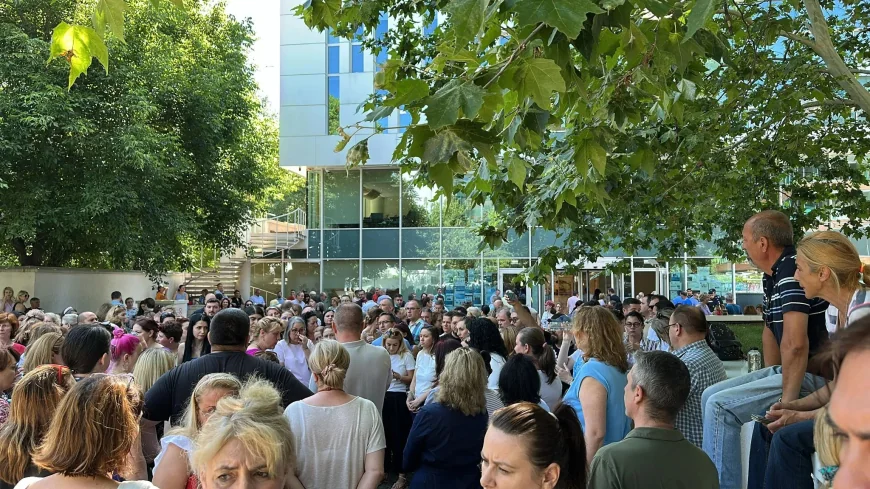 Bugetarii continuă protestele. 200 de oameni au protestat azi la Ministerul Investițiilor, cerându-i demisia ministrului