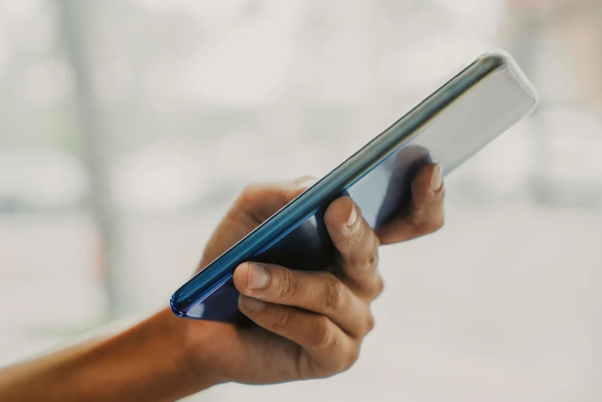 Un tânăr de 24 de ani a furat telefonul mobil al unui adolescent și l-a folosit să sune la 112, după ce s-a rătăcit pe munte