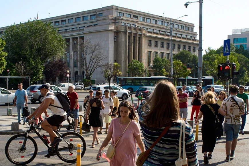 „Oamenii simpli își iau de la gură pentru a plăti tăierile. Tu, guvernant, ce faci?”. Rectorul Universității din București arată impactul sociologic al legii austerității / Ce spune despre burse