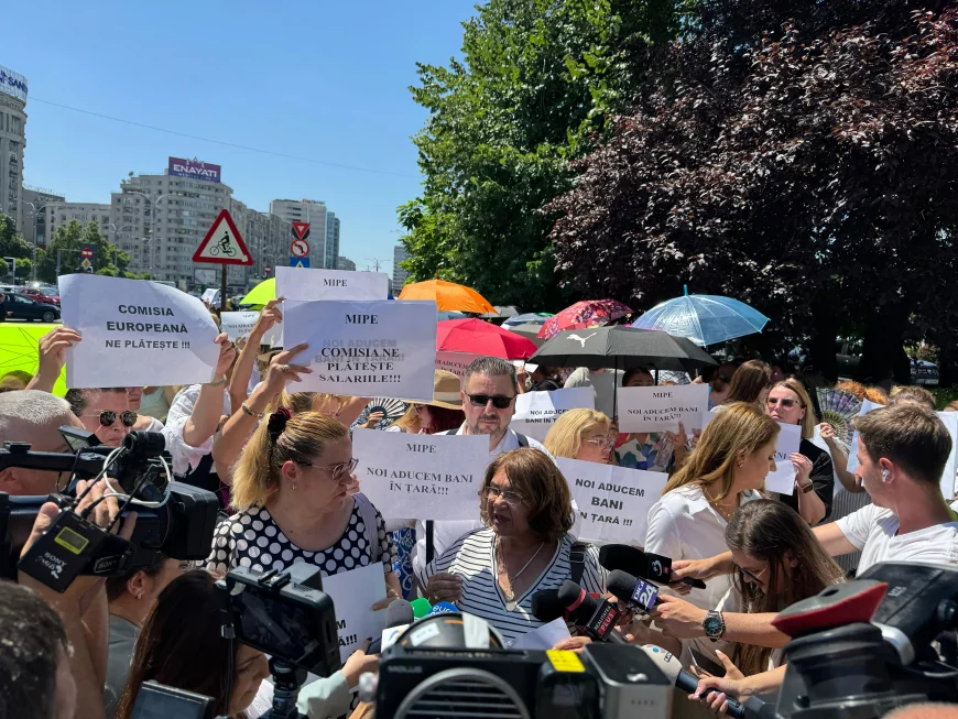 Bugetarii continuă protestele. Angajații de la Ministerul Proiectelor Europene au venit în fața Guvernului. „Noi aducem bani în țară”