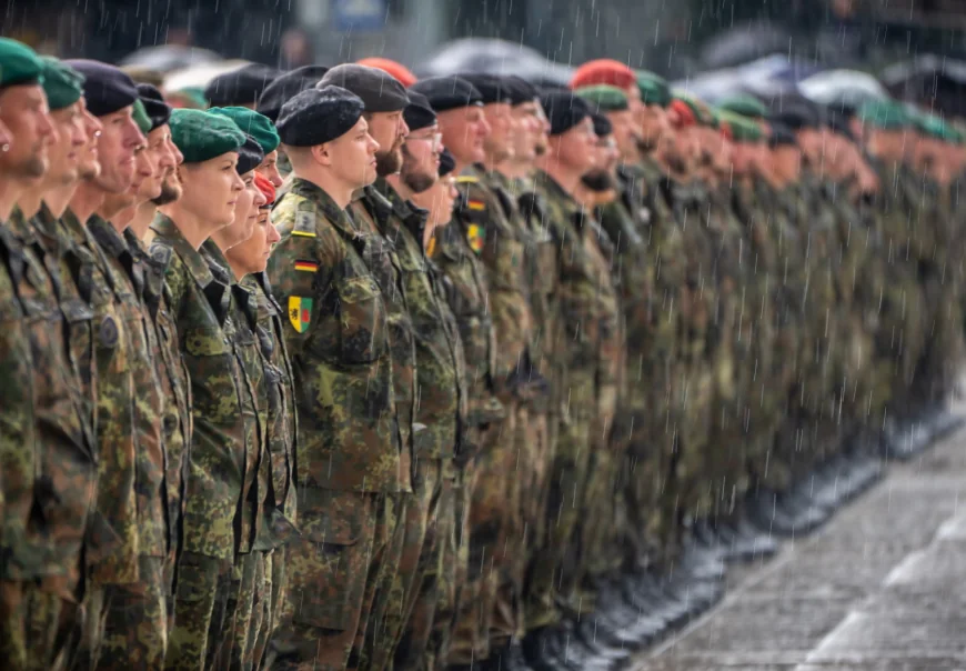Guvernul Merz vrea mai mulți militari și ia în calcul o formă de recrutare obligatorie. Companiile avertizează că se vor bate cu armata pe aceiași oameni