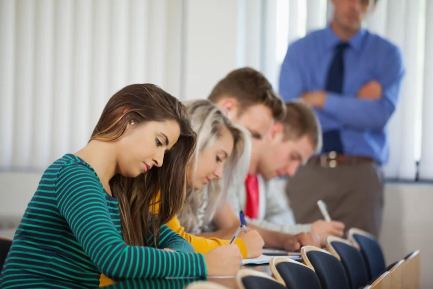 Examenele de corigenţă în 2025. Când se dau, înscriere şi nota necesară pentru a promova