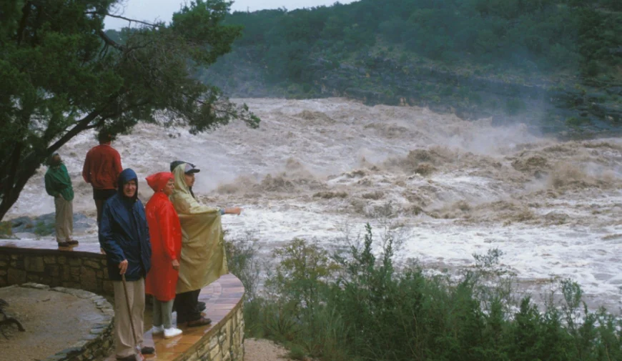 Mai mulţi morţi şi dispăruţi în inundaţiile din Texas. O tabără de copii, măturată de viitură: „Lipsesc, nu suntem siguri câți”